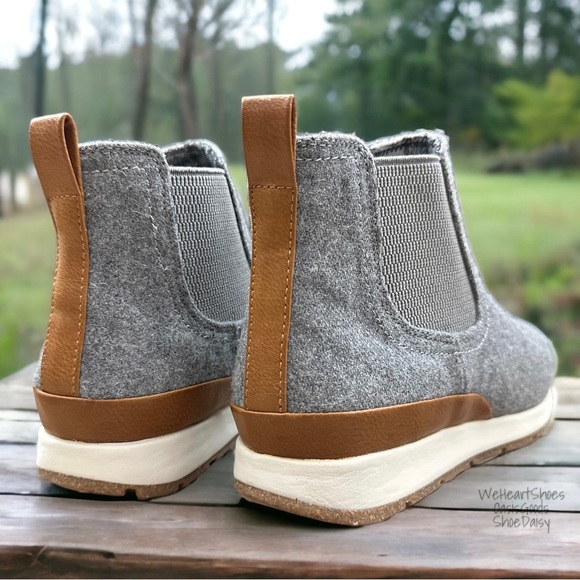 NIB BOC Born Kara Faux Wool Ankle Chelsea Boots Booties Grey Pull On - Picture 4 of 14